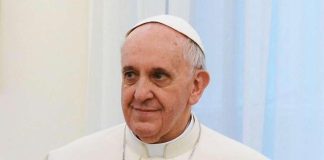 Paavi Franciscus tapasi tubettajia – kehui kauneusvlogeja