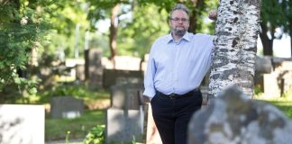 Nainen löysi netin sukupuupalvelusta kuvan vanhempiensa haudasta – ”Ei mitään laitonta”