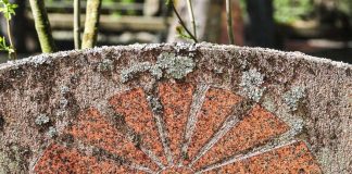 Symboli: Aurinko nousee haudalla