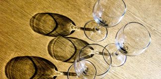 ”Perusperiaatteina tavanomaisuus ja kohtuullisuus” – Piispoilla ei tarkkoja ohjeita alkoholin tarjoa