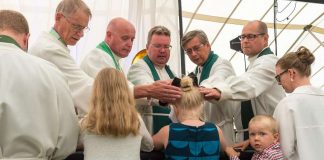 Kansanlähetys siunasi uudelle kaudelle 16 lähettiä ja 17 lasta