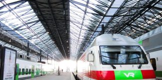 Irja Askola konduktöörinä Herättäjäjuhlien junassa