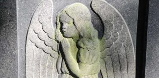 Symboli: Enkeli lohduttaa ja tukee