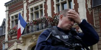 Asemiehet hyökkäsivät kirkkoon Ranskassa – Panttivankina ollut pappi sai surmansa