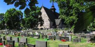 Hautakuvapalvelulla tuhansia otoksia suomalaisista hautakivistä