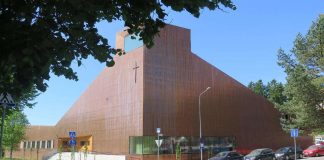 Suvelan uuteen ekokappeliin lämpöä tuovat valo ja kuusi – tilat on täytetty lasitaiteella