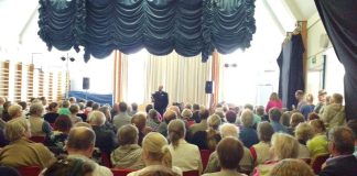 Panelistien ajatus kirkon tulevaisuudelle: Turvapaikanhakijoista kristittyjä