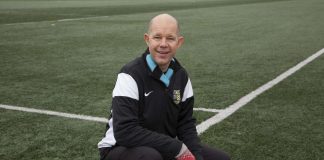 Kaj Kunnas veti Laukaan kirkon täyteen kuulijoita – Kotimaa Pro: Osa seurasi tilaisuutta viereisen k