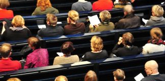 Radiojumalanpalvelukset tänään 90 vuotta – Yle käy yhä keskustelua puhujista hartausohjelmien valvon