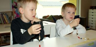 Rukoushelminauha opettaa lapsia puhumaan tunteistaan – takana seurakunnan ja päiväkodin yhteistyö