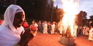 Meskel-juhlan kokko valaisi syksyisen illan – Katso kuvat