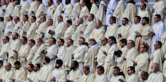 Kommentti: Paavin messu Malmössä oli sekoitus hartautta ja spektaakkelia