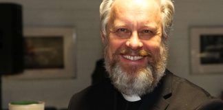 Kirkkoherra Antturi suomi mediaa ja Kirkon tiedotuskeskusta kovin sanoin