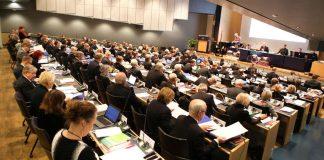 Edustusviinit ja rukous lapsen puolesta – nämä kiinnostivat Kirkkohallituksen kyselytunnilla