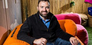 Aaron Moore: ”Autamme pakolaislapsia nauramaan taas”