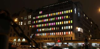 Kaksi kirkon virastoa hehkui väreissä Helsingissä