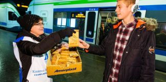 Seurakunnat jakavat työmatkalaisille 134 000 piparkakkua eri puolilla Suomea