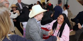 Arkkipiispa Mäkinen Kolumbiassa: Kahvia, tanssia ja rauhaa