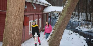 Elävä joulukalenteri yhdistää kylän