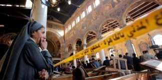 Egyptissä sadat osoittivat mieltä koptikristittyihin kohdistuneen terrori-iskun takia