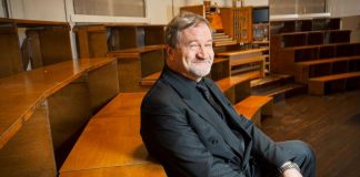 Laulu tuo pyhän arjen keskelle