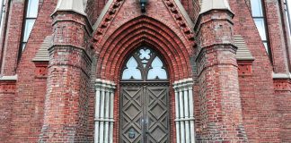 HS-Gallup: Kaksi kolmesta suomalaisesta luottaa kirkkoihin