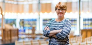 Apulaispääsihteeri Kaisamari Hintikka harkitsee Helsingin piispanvaaliin lähtemistä