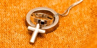 Englannin kirkon kirkolliskokouksessa yllättävä käänne – piispojen selonteko avioliitosta hylättiin