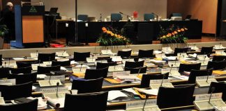 Aloite kirkolliskokoukselle: Sateenkaariparien kirkollinen vihkiminen mahdolliseksi