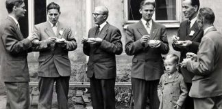 Mysteerikuva: Keitä ovat kahvittelevat miehet?