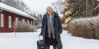 Entinen Afganistanissa toiminut avustustyöntekijä kuljettaa afgaaninuoria kirkkoon Suomessa