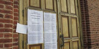 Savonlinnalaisia odotti kirkon ovella yllätys – oveen oli teipattu monta liuskaa teesejä