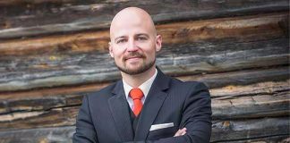 ”Miltä mahtaa tuntua virkamiehistä” – Kansanedustaja kritisoi seurakuntia politikoinnista