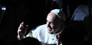 Paavi Franciscus lehdessä: Pappispulan helpottamiseksi on puhuttu vapaavalintaisesta selibaatista