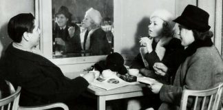 Mysteerikuva: Ketkä istuvat baarissa?