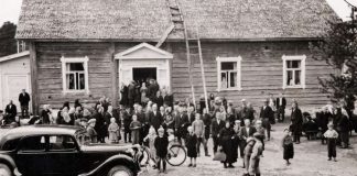 Mysteerikuva: Ketkä ovat koolla talon edessä?