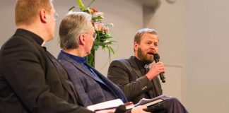 Teesejä Kirkkokansan Raamattupäivässä: ”Meitä ei lähetetä sisäpiirien keskelle”