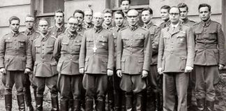 Mysteerikuva: Keitä ovat nämä sotilaspapit?