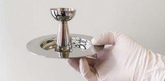 Soten myötä hygieniasäännöt kiristyvät: Ehtoollisen jakajille tulossa pakko käyttää suojakäsineitä