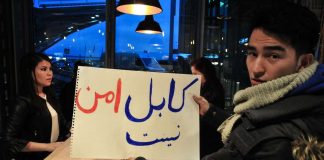 Turvapaikanhakijoiden pakkopalautus synnytti mielenosoituksen – paikalla useita pappeja