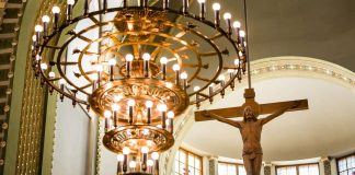 Sateenkaariyhteisö närkästyi – Kallion seurakunta teki uuden päätöksen, avaa kirkot kaikille