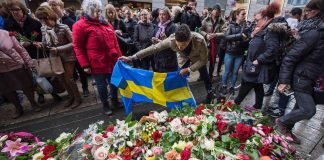 Kirkko tuki surevia Ruotsissa – kännykän latureita lainaan, piispat kirjoittivat iltapäivälehtiin