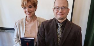 Tietokirja: Karismaattisissa yhteisöissä samat manipulaation muodot kuin yrityksissä ja politiikassa