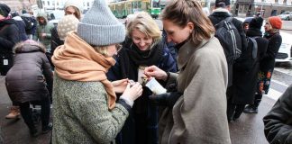 Pakkopalautuksia vastustaneesta mielenosoituksesta sisäministeriön edessä tuli ekumeeninen