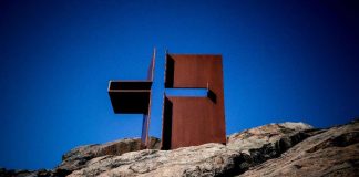 Risti pysäyttää ja kauhistaa