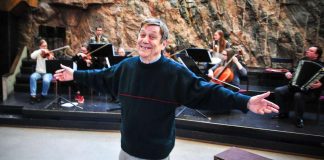 Radiolegenda Hannu Taanilan virsi-illat valistavat ja naurattavat väkeä Helsingissä