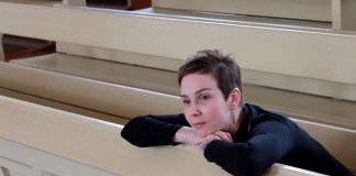 Hautajaisia ei vietettykään ilman saattoväkeä – pappi kutsui alakoululaiset mukaan