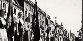 Mysteerikuva: Ketkä seisovat liput kädessä?