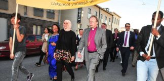 Pääministeri Sipilä osallistui uskontojen rauhankävelylle – mukana eurooppalaisia uskontojohtajia