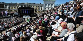 Kirkon musiikkijuhlat täyttivät tuomiokirkon portaat – katso kuvat